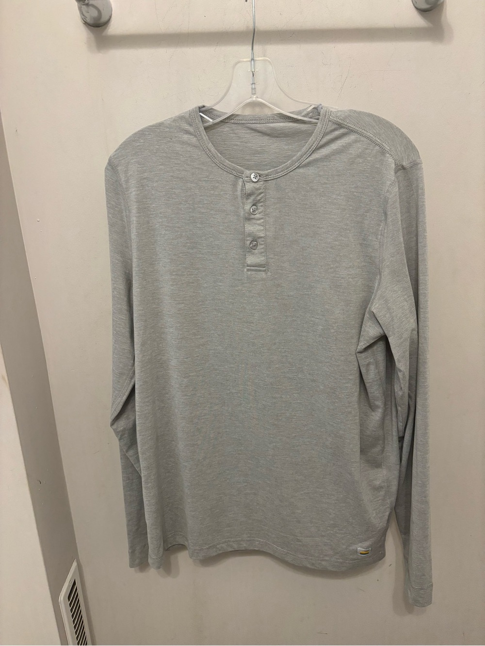 Vuori Ease Performance Henley T Shirt Mens Medium Long Sleeve Heather Gray V194